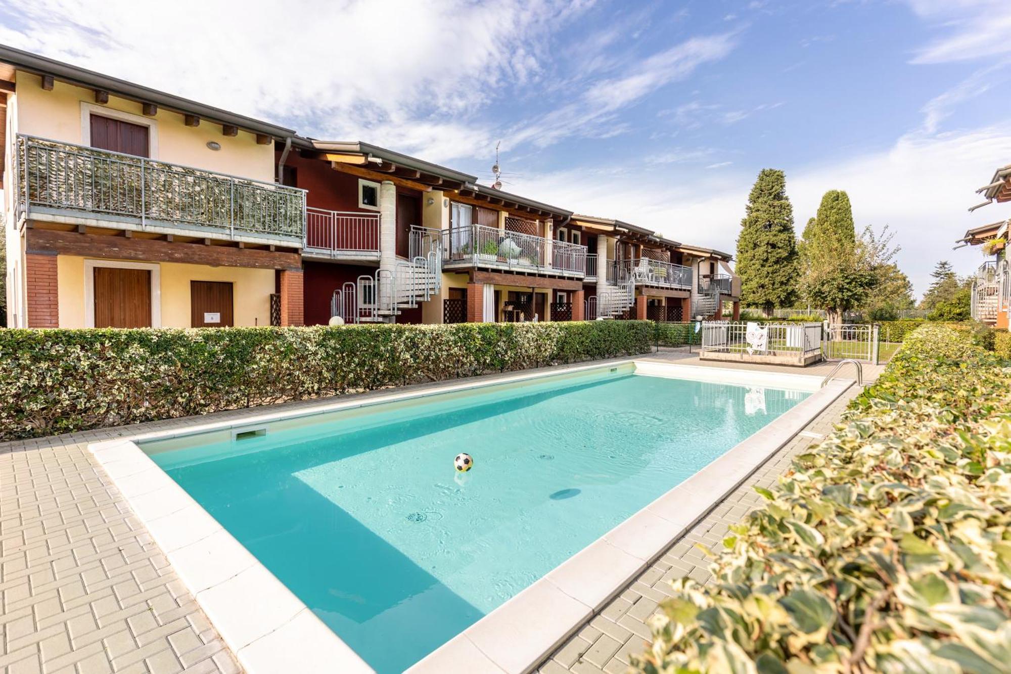 Residence La Corte Near Gardaland Castelnuovo del Garda Exteriör bild
