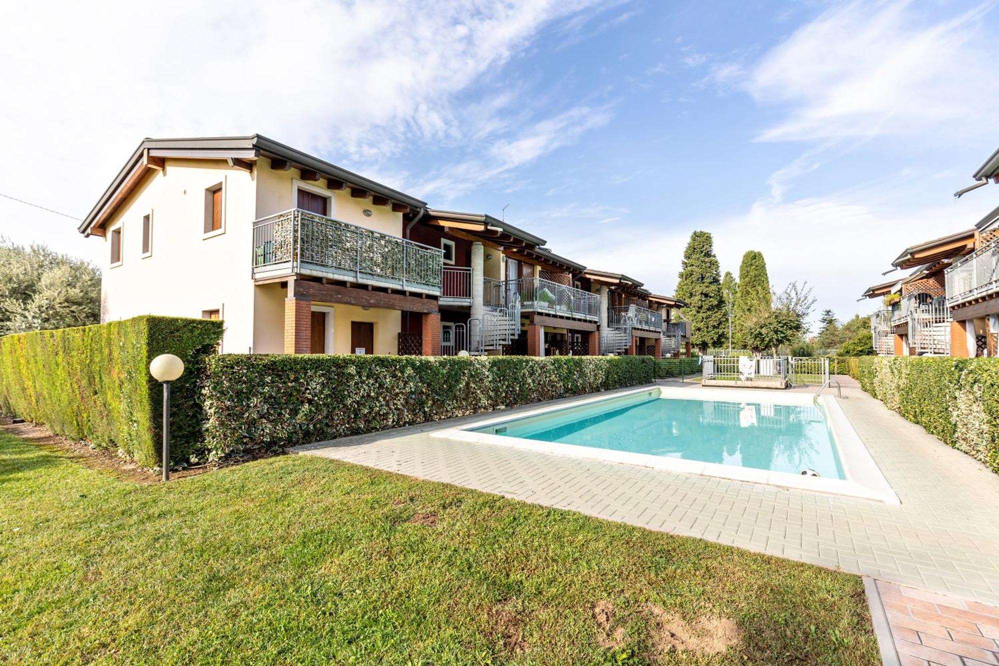 Residence La Corte Near Gardaland Castelnuovo del Garda Exteriör bild